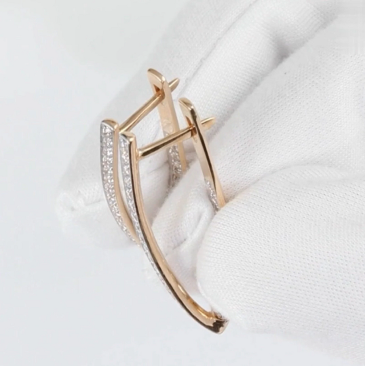 Geometric V-shaped Diamond Hoop Earring Cushionblue