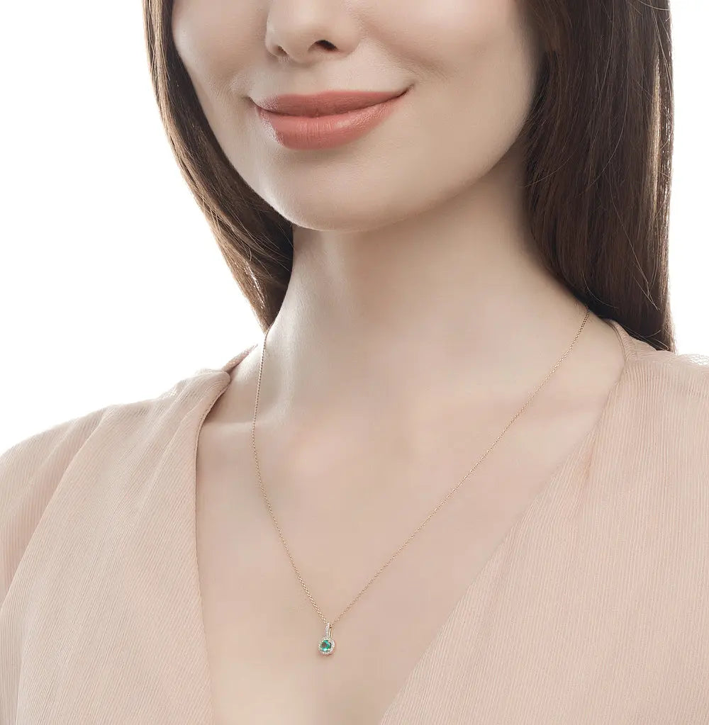 Rose Gold Round pendant necklace with emerald and diamonds - cushionblue