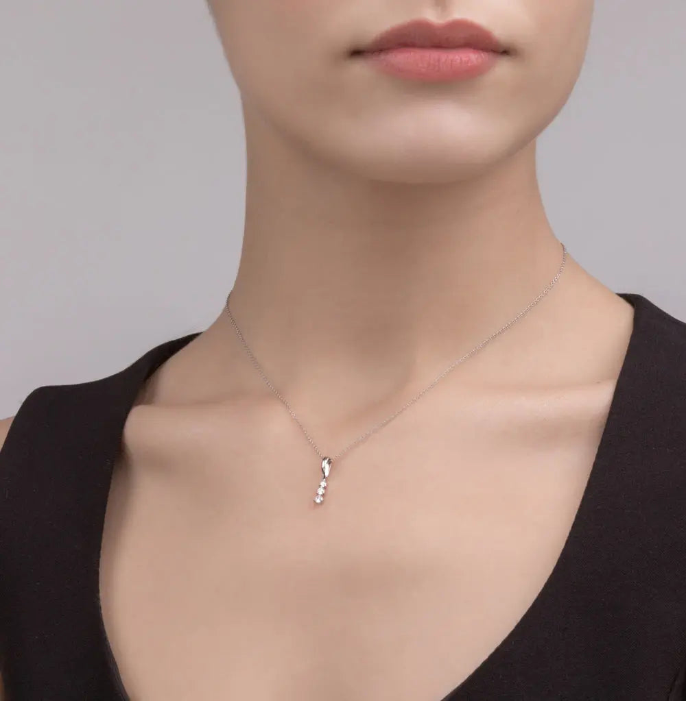 White gold Round shape diamonds pendant with necklace - cushionblue