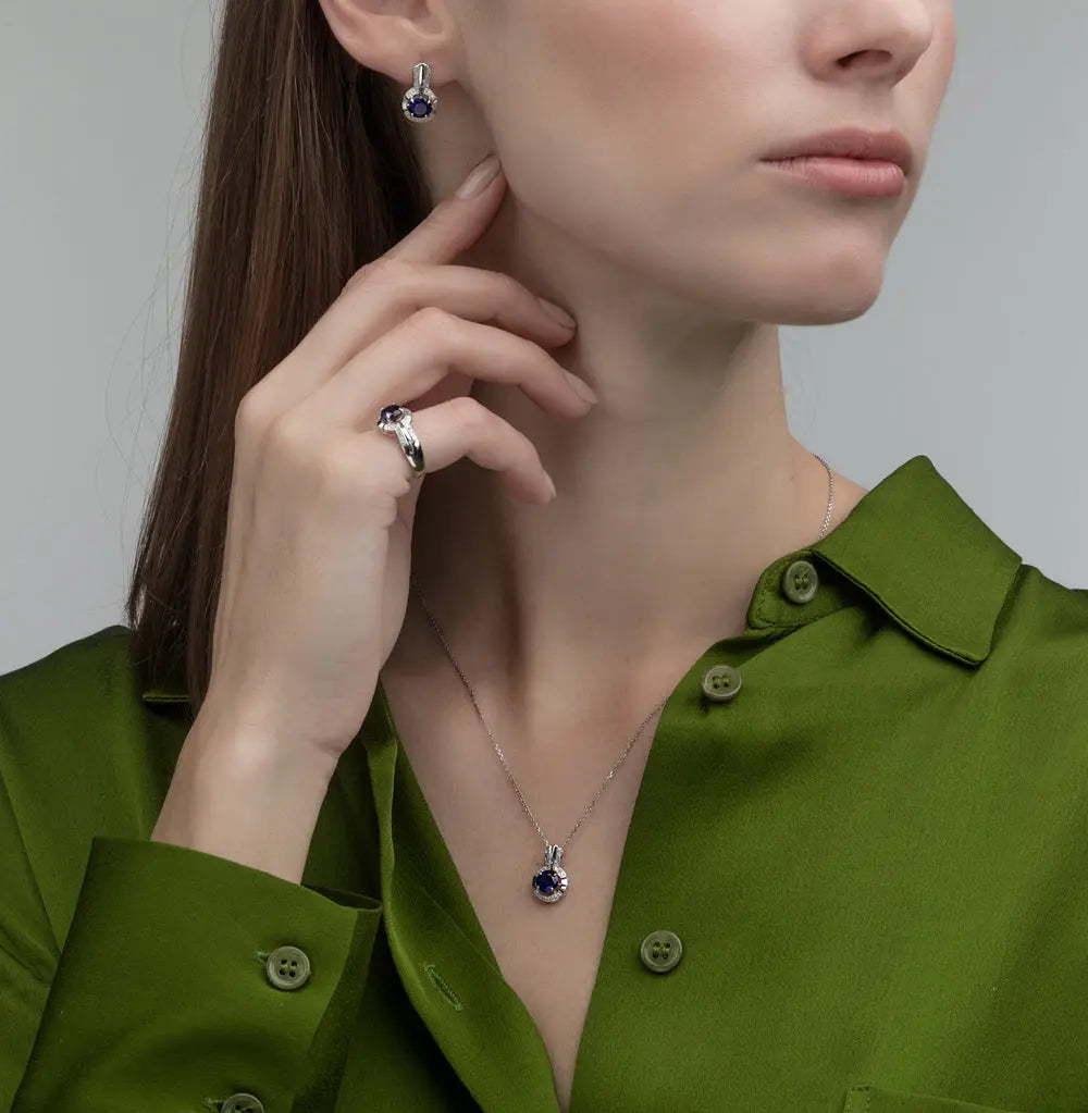 White Gold Round pendant necklace with sapphire and diamonds - cushionblue