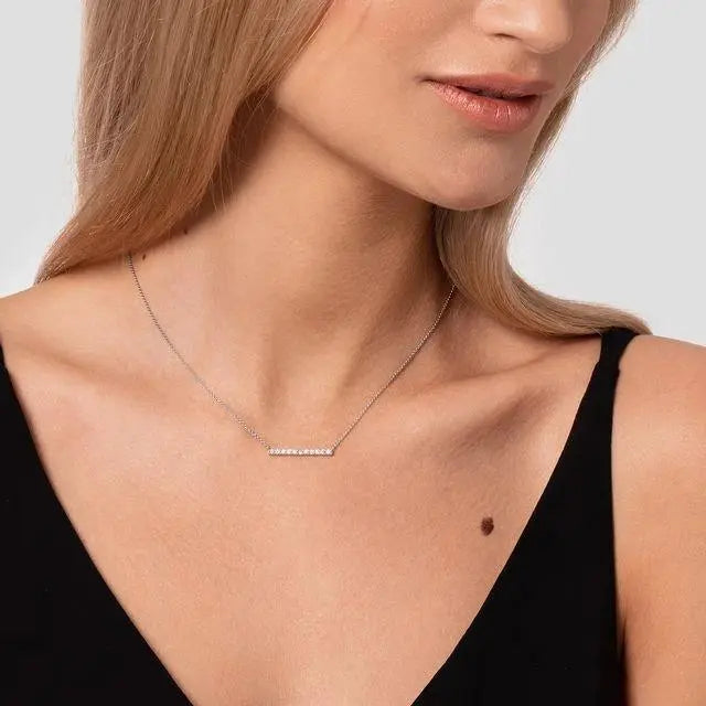 Minimalist pendant necklace with diamonds in white gold - cushionblue