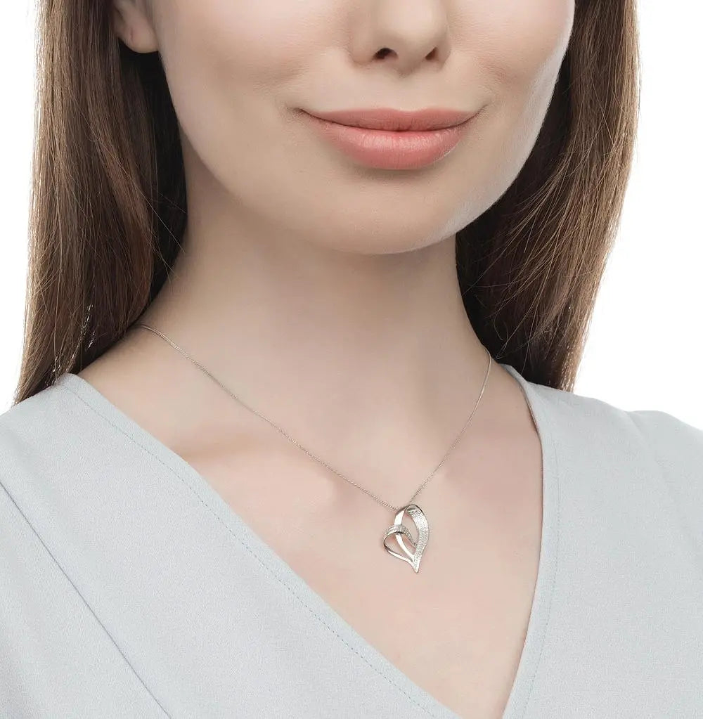 Heart shape White Gold pendant necklace with diamonds - cushionblue