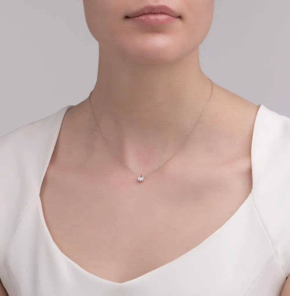 Diamond With White Gold Round pendant necklace - cushionblue