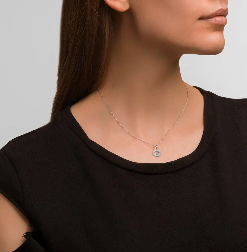 White Gold Round shape pandant necklace with diamonds - cushionblue